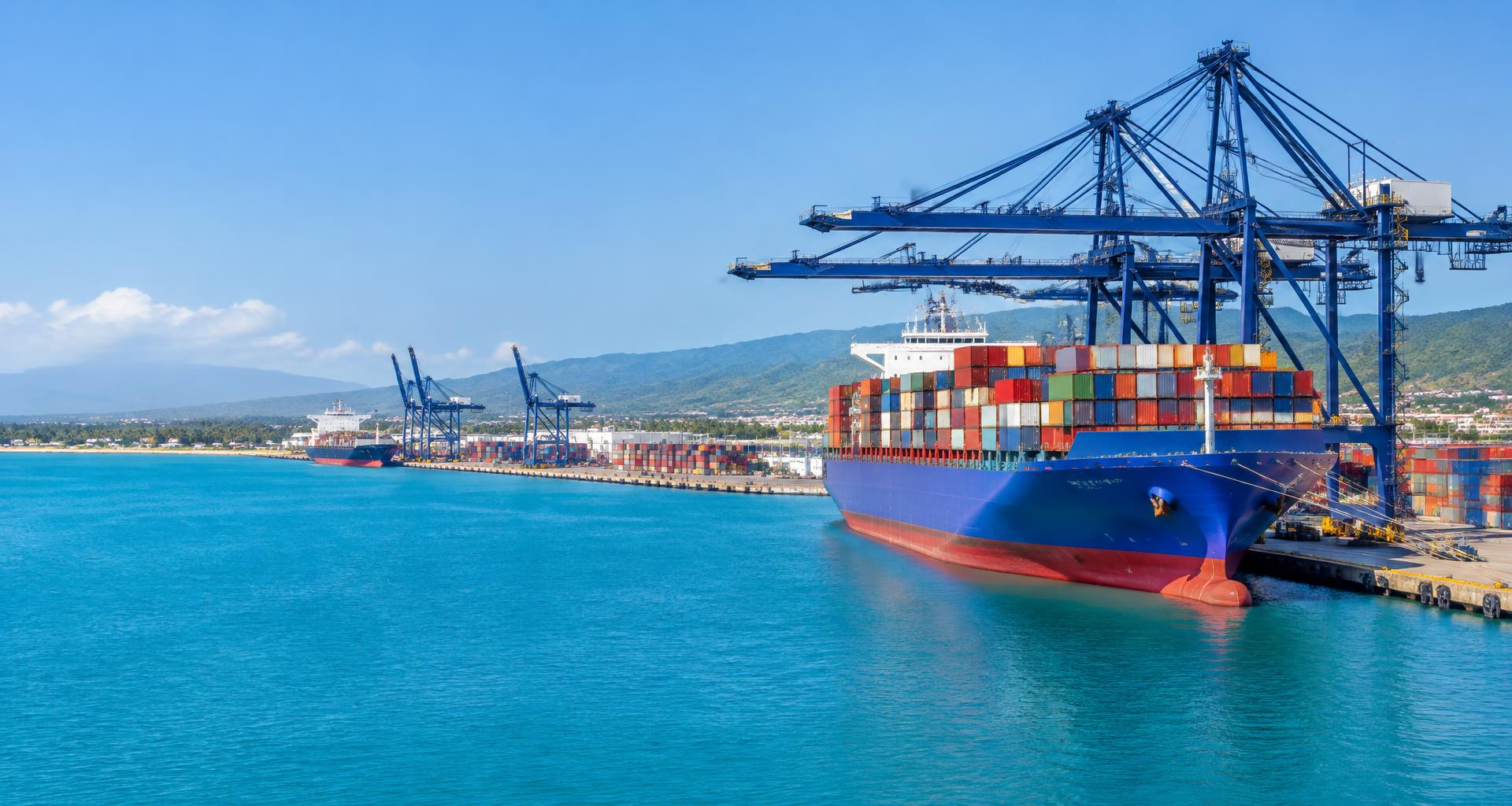 Buque de carga y grúas en una terminal portuaria del Caribe